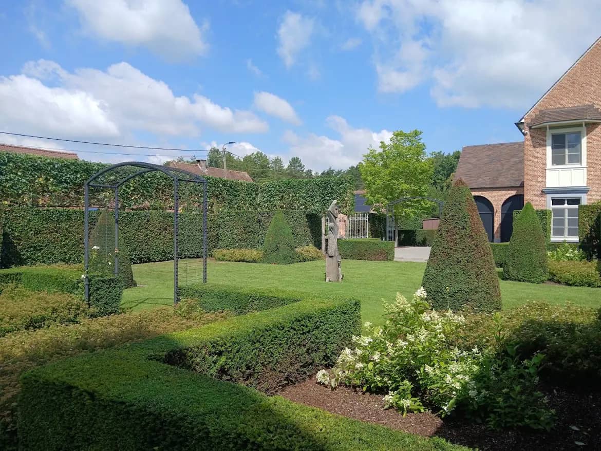 Groene tuin met een natuurlijke boog in de beplanting