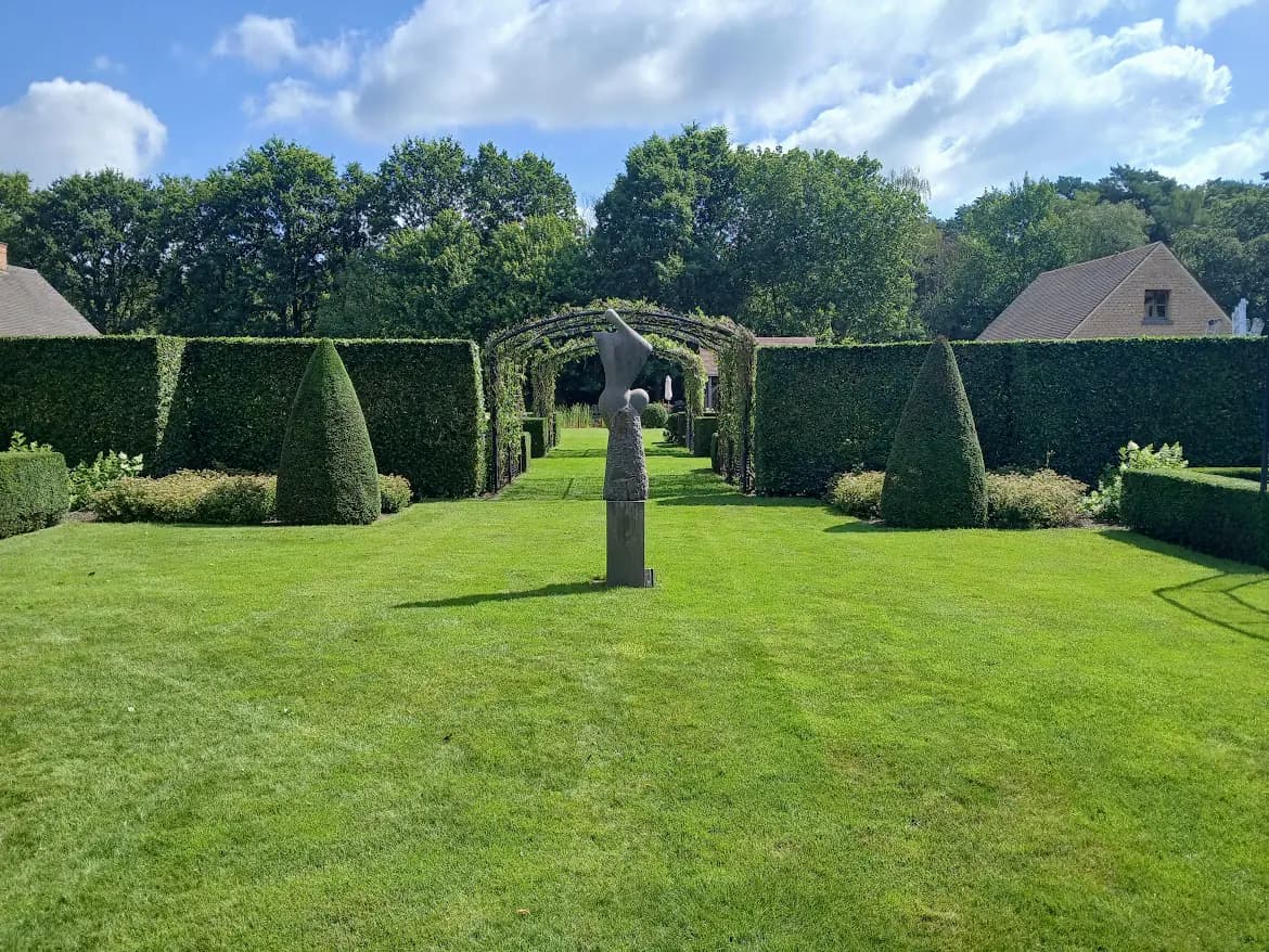 Brede verzorgde tuin met hagen, gazon en vaste beplanting