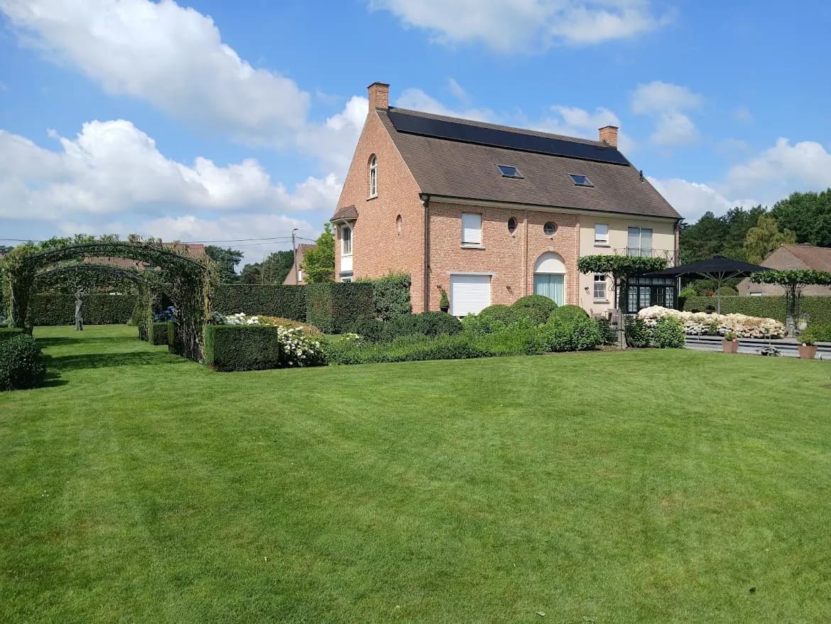 Verzorgde tuin met gazon, hagen en gevarieerde beplanting