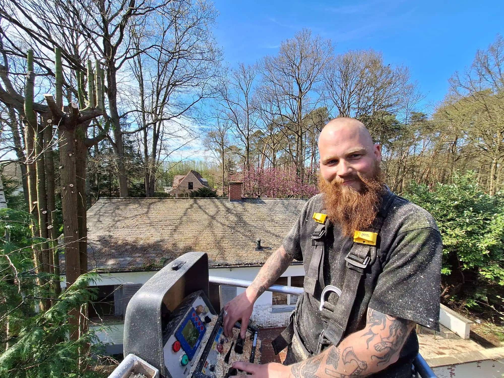 Kristof De Cnodder in een groene tuin